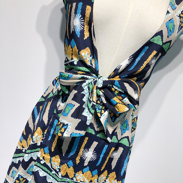 Rochie de dama sportiva si eleganta cu imprimeu cu decolteu adanc