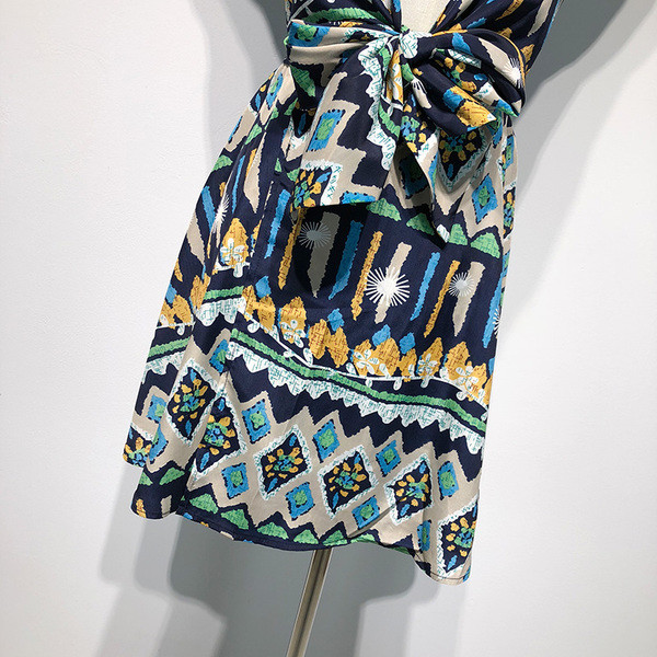 Rochie de dama sportiva si eleganta cu imprimeu cu decolteu adanc