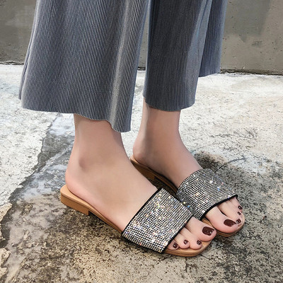 Κομψές γυναικείες παντόφλες σε δύο χρώματα με διακοσμητικά βότσαλα