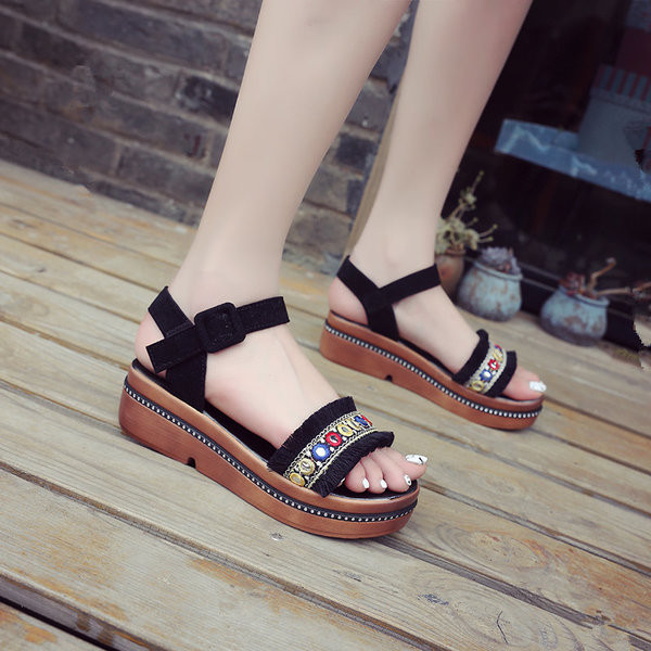 Sandale casual de damă în bej și negru cu talpă plată cu platformă