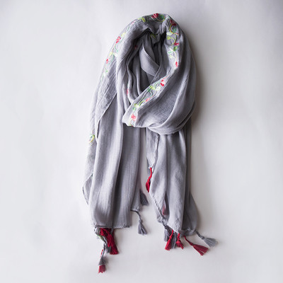 Дамски шалове за лятото с бродирани цветя в няколко модела