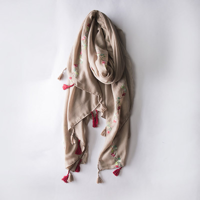 Дамски шалове за лятото с бродирани цветя в няколко модела