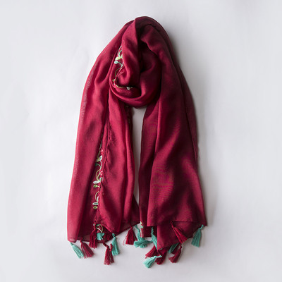 Дамски шалове за лятото с бродирани цветя в няколко модела