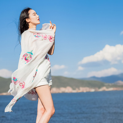 Дамски шалове за лятото с бродирани цветя в няколко модела