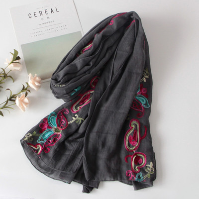 Дамски шалове за лятото с бродирани цветя в няколко модела