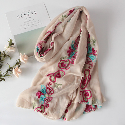 Дамски шалове за лятото с бродирани цветя в няколко модела