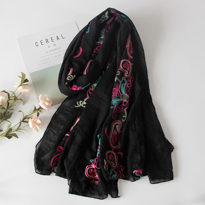 Дамски шалове за лятото с бродирани цветя в няколко модела