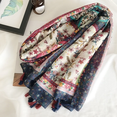 Памучни шалове за лятото с флорални мотиви за дамите