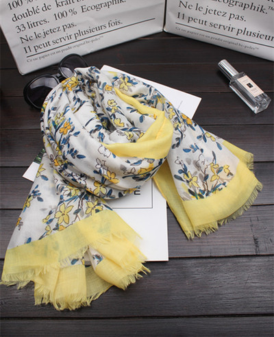 Памучни шалове за лятото с флорални мотиви за дамите