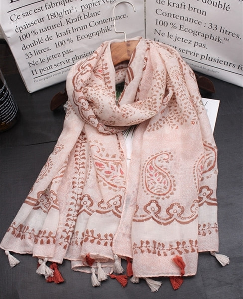 Памучни шалове за лятото с флорални мотиви за дамите