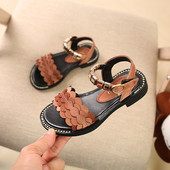 Κομψά παιδικά σανδάλια για κορίτσια με μεταλλική διακόσμηση σε τρία χρώματα