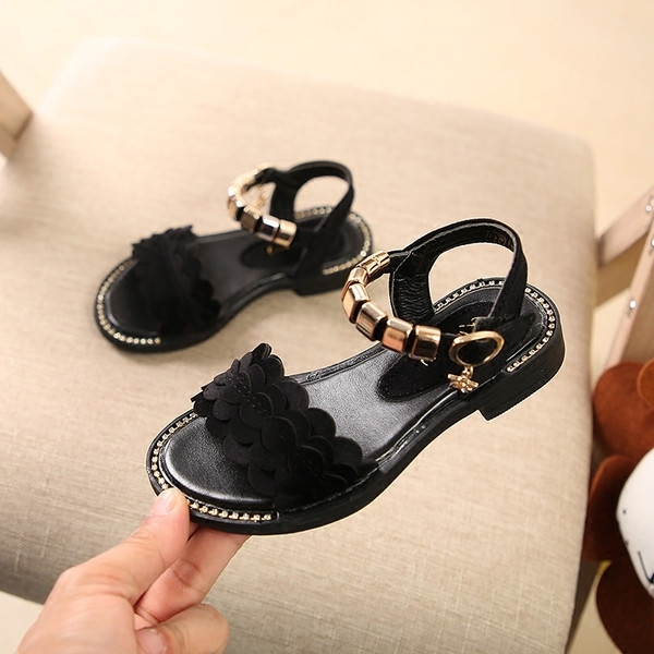 Κομψά παιδικά σανδάλια για κορίτσια με μεταλλική διακόσμηση σε τρία χρώματα