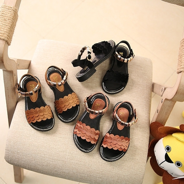 Κομψά παιδικά σανδάλια για κορίτσια με μεταλλική διακόσμηση σε τρία χρώματα