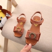 Κομψά παιδικά σανδάλια για κορίτσια με μεταλλική διακόσμηση σε τρία χρώματα