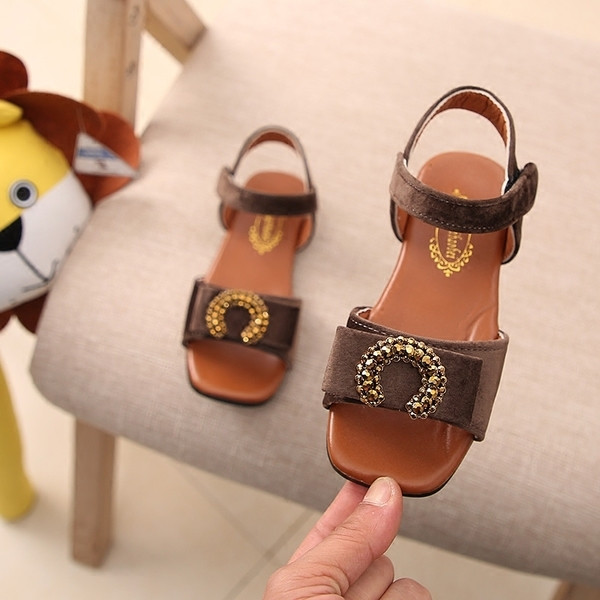 Κομψά παιδικά σανδάλια για κορίτσια με μεταλλική διακόσμηση σε τρία χρώματα