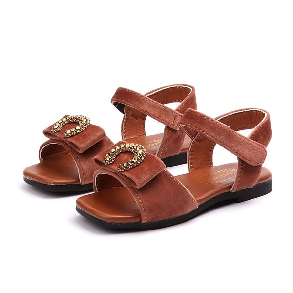 Κομψά παιδικά σανδάλια για κορίτσια με μεταλλική διακόσμηση σε τρία χρώματα