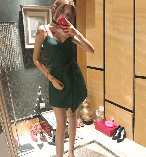 Γυναικείο φόρεμα με ντεκολτέ σε σχήμα V σε πράσινο χρώμα