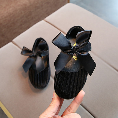 Κομψά παιδικά παπούτσια από βελούδο με ραβδώσεις σε κορδέλα σε τρία χρώματα