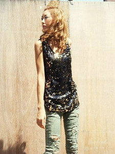 Γυναικείο κομψό αμάνικο σε μαύρο χρώμα με πούλιες