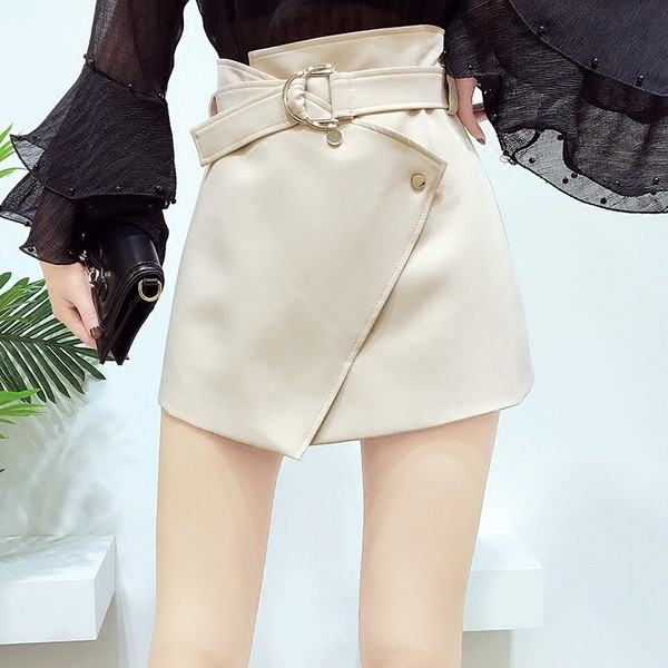 Κομψή γυναικεία φούστα με ασύμμετρο μήκος σε λευκό, μαύρο και μπεζ χρώμα