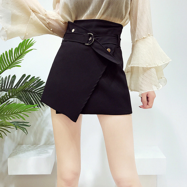 Κομψή γυναικεία φούστα με ασύμμετρο μήκος σε λευκό, μαύρο και μπεζ χρώμα