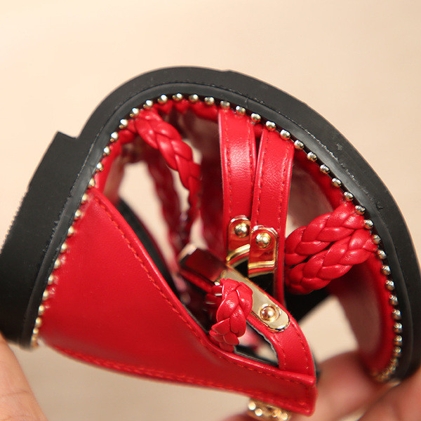 Sandale moderne pentru copii pentru baieti in alb, negru si rosu cu bretele incrucisate cu decor metalic