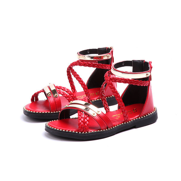 Sandale moderne pentru copii pentru baieti in alb, negru si rosu cu bretele incrucisate cu decor metalic