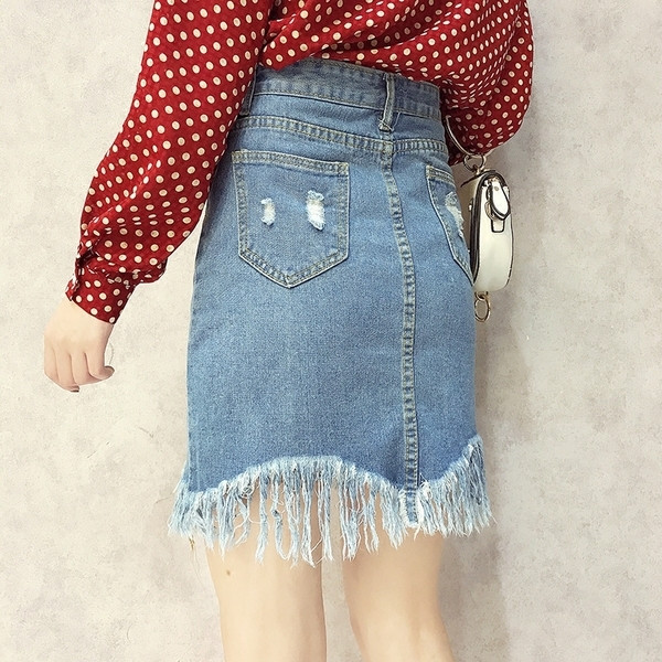 Fusta de dama eleganta rupta in culoare deschisa