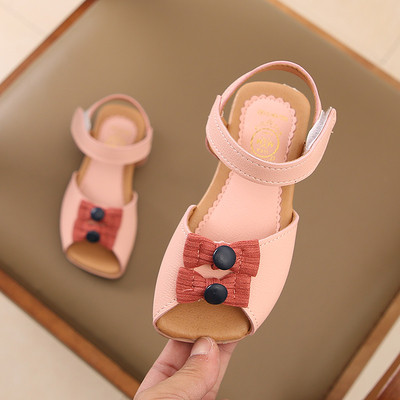 Κομψά παιδικά σανδάλια για κορίτσια με διακόσμηση σε λευκό και ροζ χρώμα