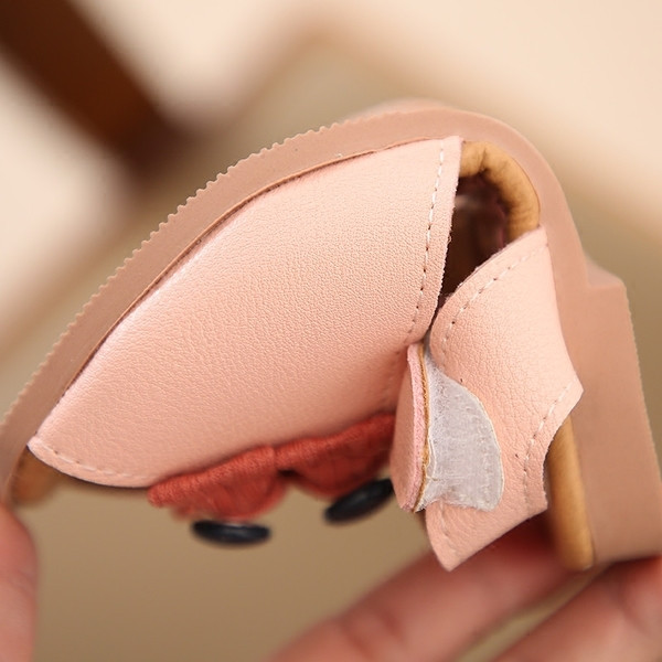 Κομψά παιδικά σανδάλια για κορίτσια με διακόσμηση σε λευκό και ροζ χρώμα