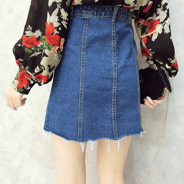 Γυναικεία φούστα denim με διακοσμητικές τσέπες σε δύο χρώματα