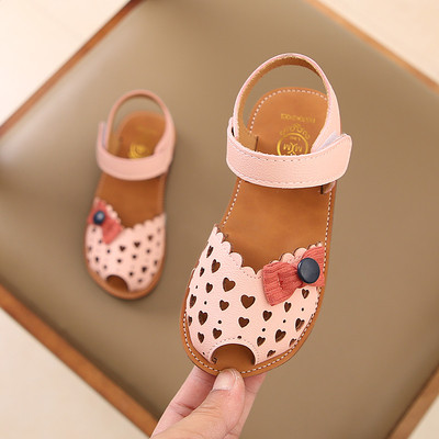 Παιδικά σανδάλια με βελκρό λουράκια και διακόσμηση σε λευκό και ροζ χρώμα
