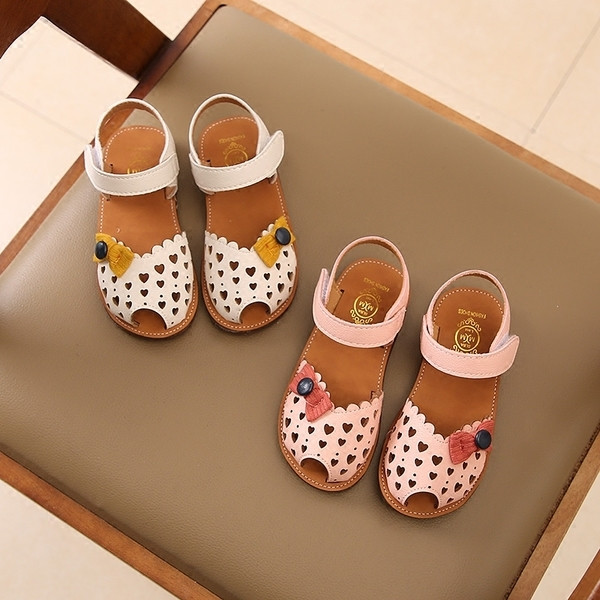 Παιδικά σανδάλια με βελκρό λουράκια και διακόσμηση σε λευκό και ροζ χρώμα