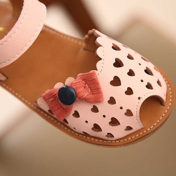 Παιδικά σανδάλια με βελκρό λουράκια και διακόσμηση σε λευκό και ροζ χρώμα