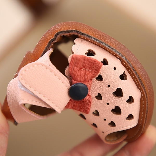 Παιδικά σανδάλια με βελκρό λουράκια και διακόσμηση σε λευκό και ροζ χρώμα