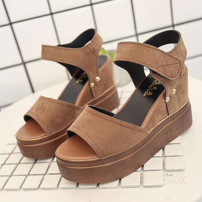 Γυναικεία σανδάλια σε πλατφόρμα σε μαύρο, λευκό και μπεζ χρώμα 