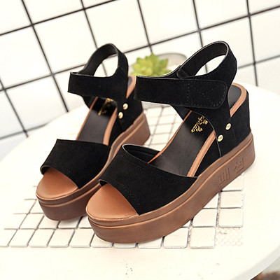 Γυναικεία σανδάλια σε πλατφόρμα σε μαύρο, λευκό και μπεζ χρώμα 