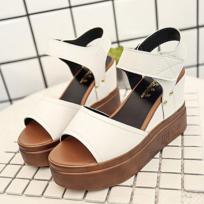 Γυναικεία σανδάλια σε πλατφόρμα σε μαύρο, λευκό και μπεζ χρώμα 