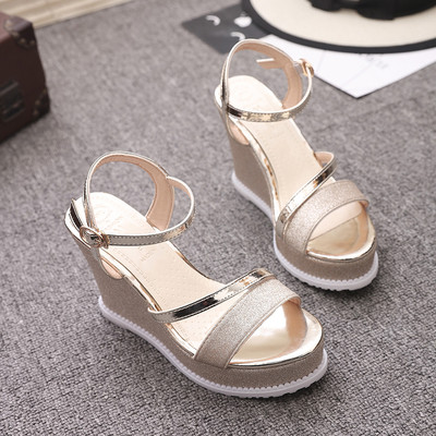 Κομψά γυναικεία σανδάλια σε πλατφόρμα με λεπτούς ιμάντες