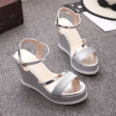 Κομψά γυναικεία σανδάλια σε πλατφόρμα με λεπτούς ιμάντες