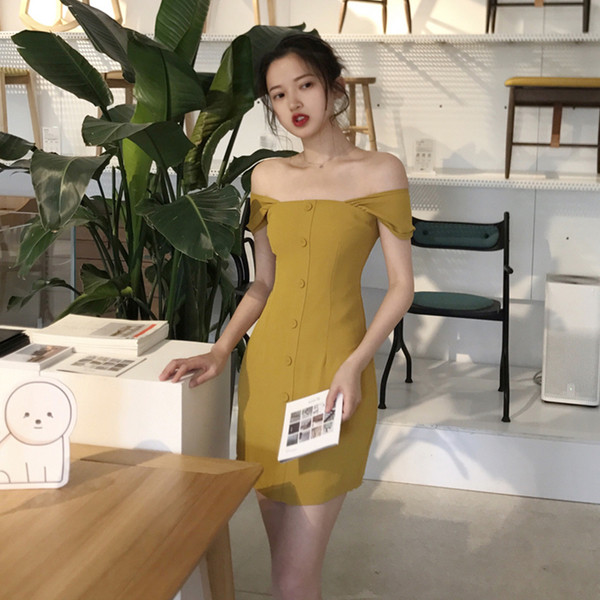 Rochie elegantă de damă cu umerii căzuți și nasturi decorativi de culoare muștar