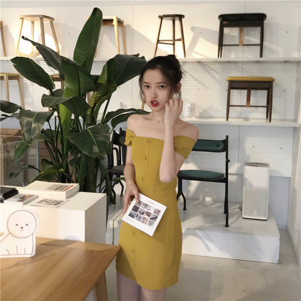 Rochie elegantă de damă cu umerii căzuți și nasturi decorativi de culoare muștar