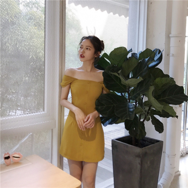 Rochie elegantă de damă cu umerii căzuți și nasturi decorativi de culoare muștar