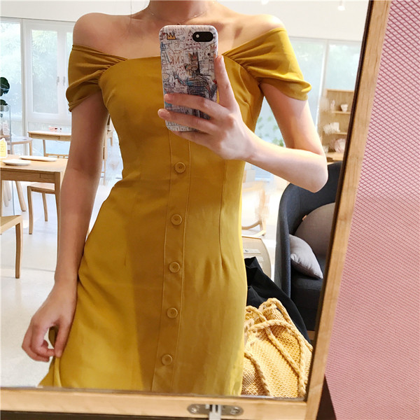 Rochie elegantă de damă cu umerii căzuți și nasturi decorativi de culoare muștar