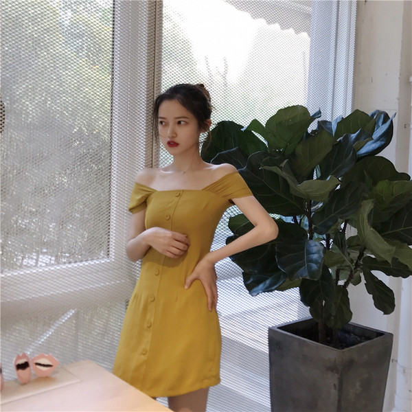 Rochie elegantă de damă cu umerii căzuți și nasturi decorativi de culoare muștar