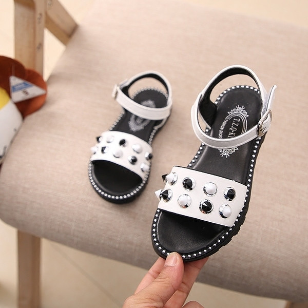 Μοντέρνα παιδικά σανδάλια σε μαύρο, ροζ και λευκό χρώμα