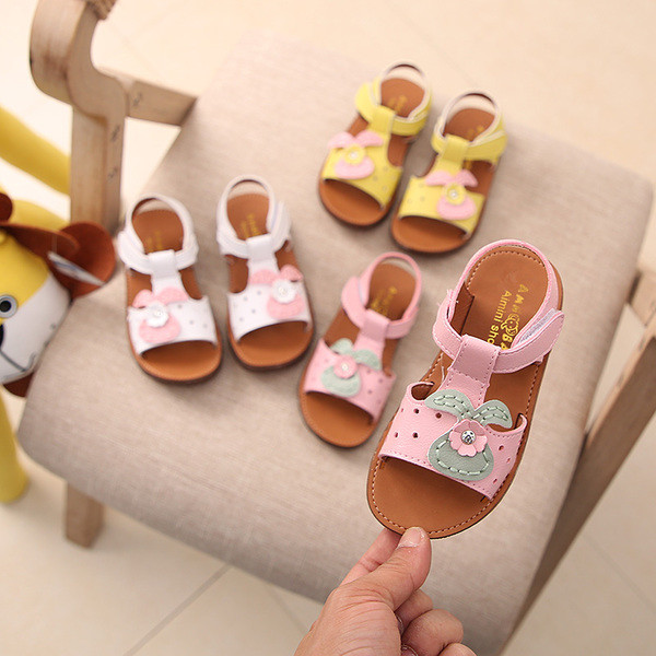 Άνετα σανδάλια για κορίτσια σε λευκό, κίτρινο και ροζ χρώμα με διακόσμηση