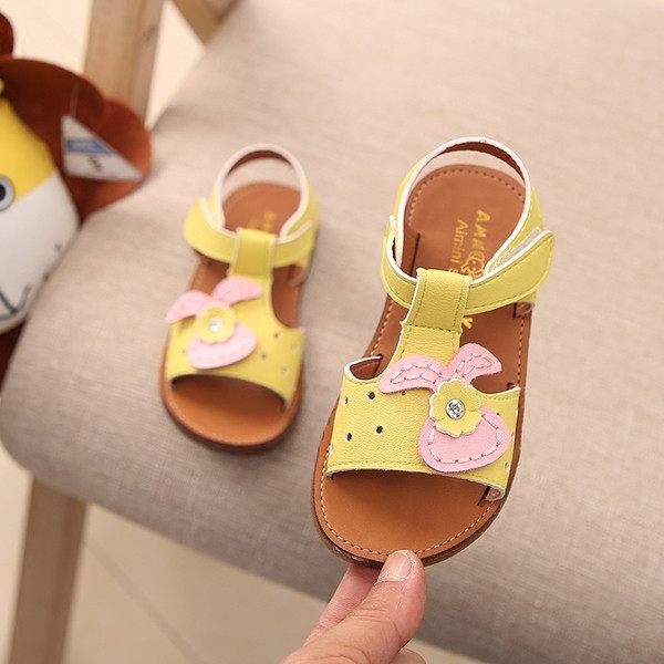 Άνετα σανδάλια για κορίτσια σε λευκό, κίτρινο και ροζ χρώμα με διακόσμηση