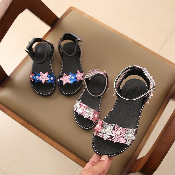 Παιδικά σανδάλια για κορίτσια σε δύο χρώματα με διακοσμητικά αστέρια και μαργαριτάρια