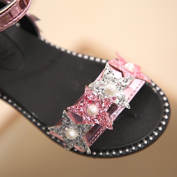 Παιδικά σανδάλια για κορίτσια σε δύο χρώματα με διακοσμητικά αστέρια και μαργαριτάρια